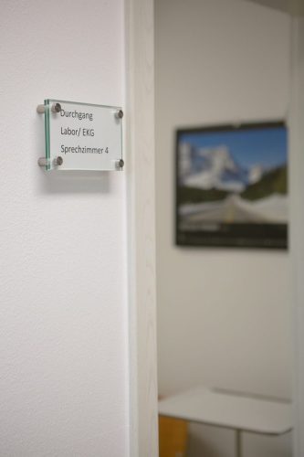 schild-durchgang